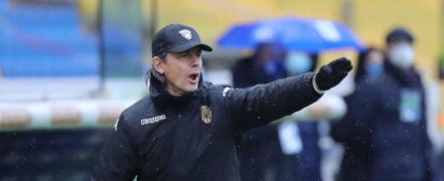 Inzaghi-2012-Benvento-hat-rain-epa