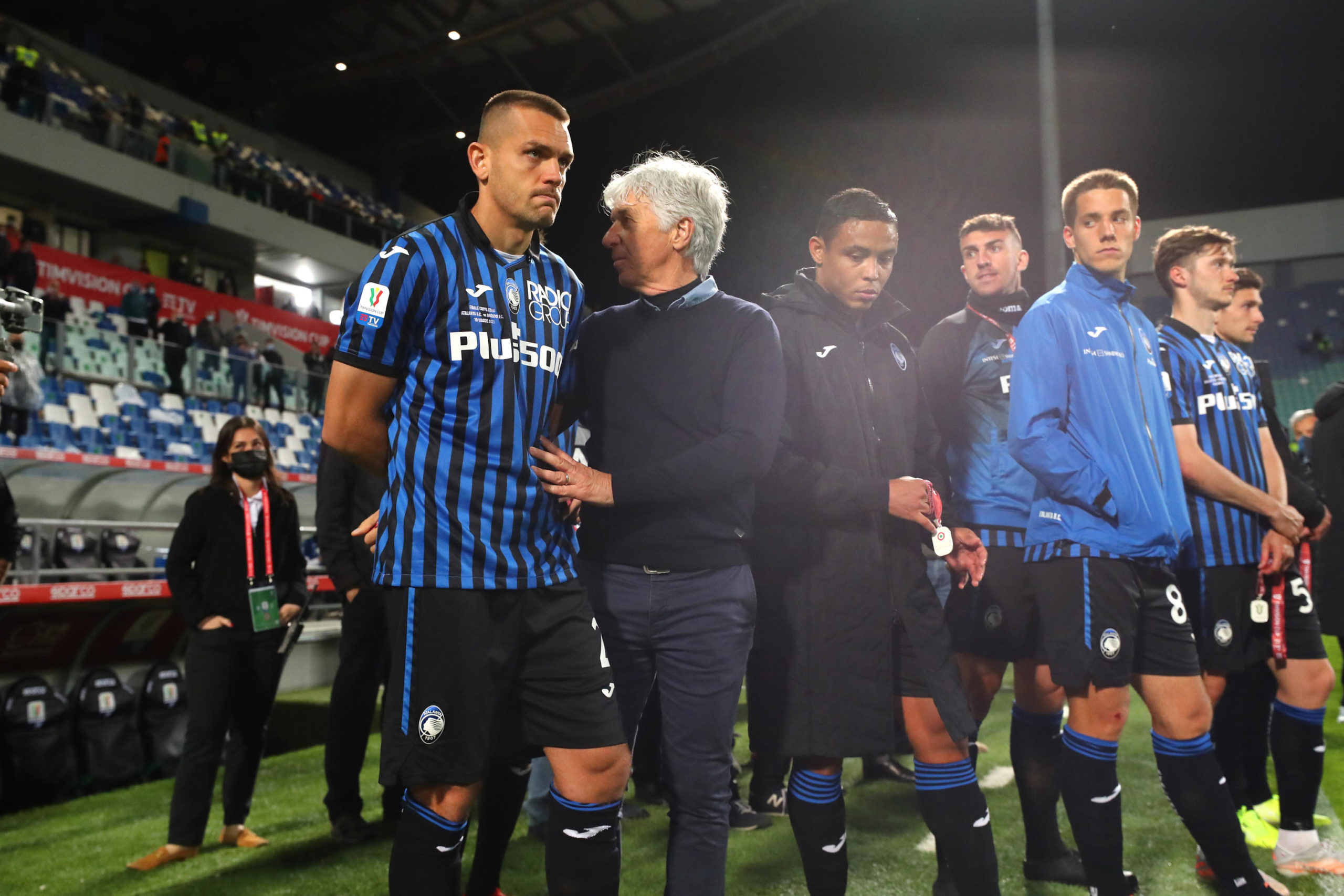Gian Piero Gasperini commiserates with his players after Atalanta lost the Coppa Italia Final to Juventus