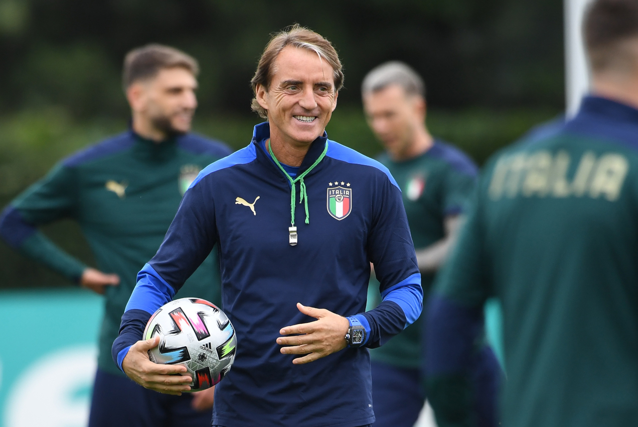 Roberto Mancini Italy training smile