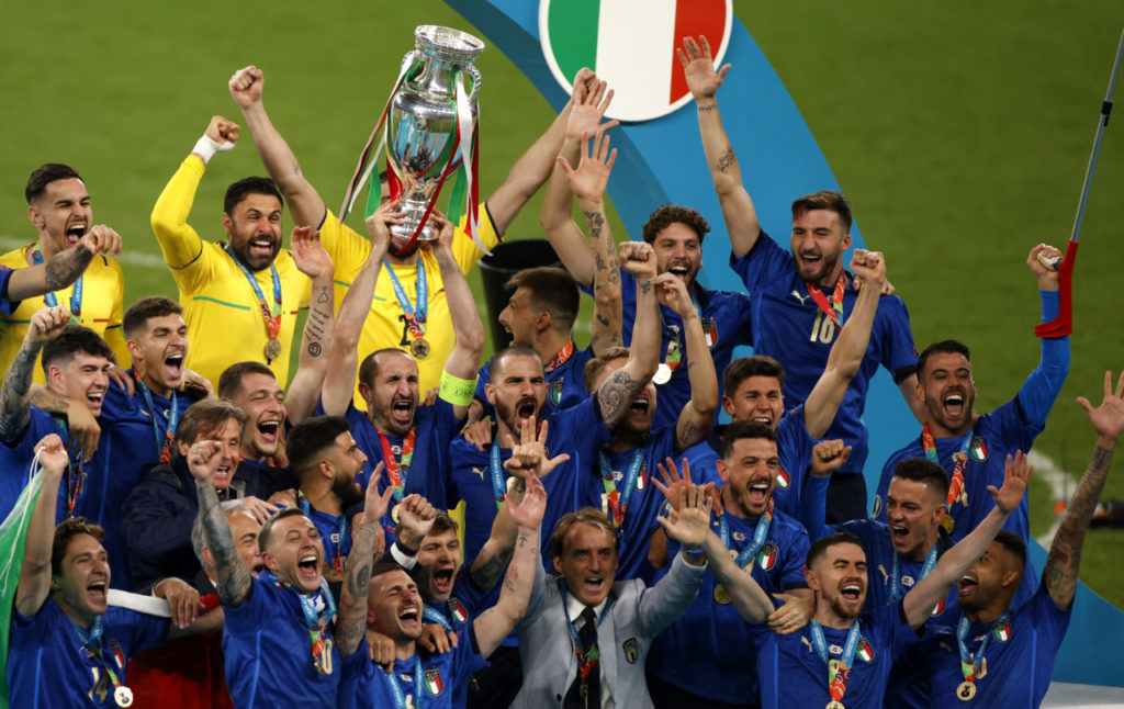 Il capitano Giorgio Chiellini d'Italia alza il trofeo dopo che l'Italia ha vinto la finale di UEFA EURO 2020 tra Italia e Inghilterra a Londra, Gran Bretagna, 11 luglio 2021.