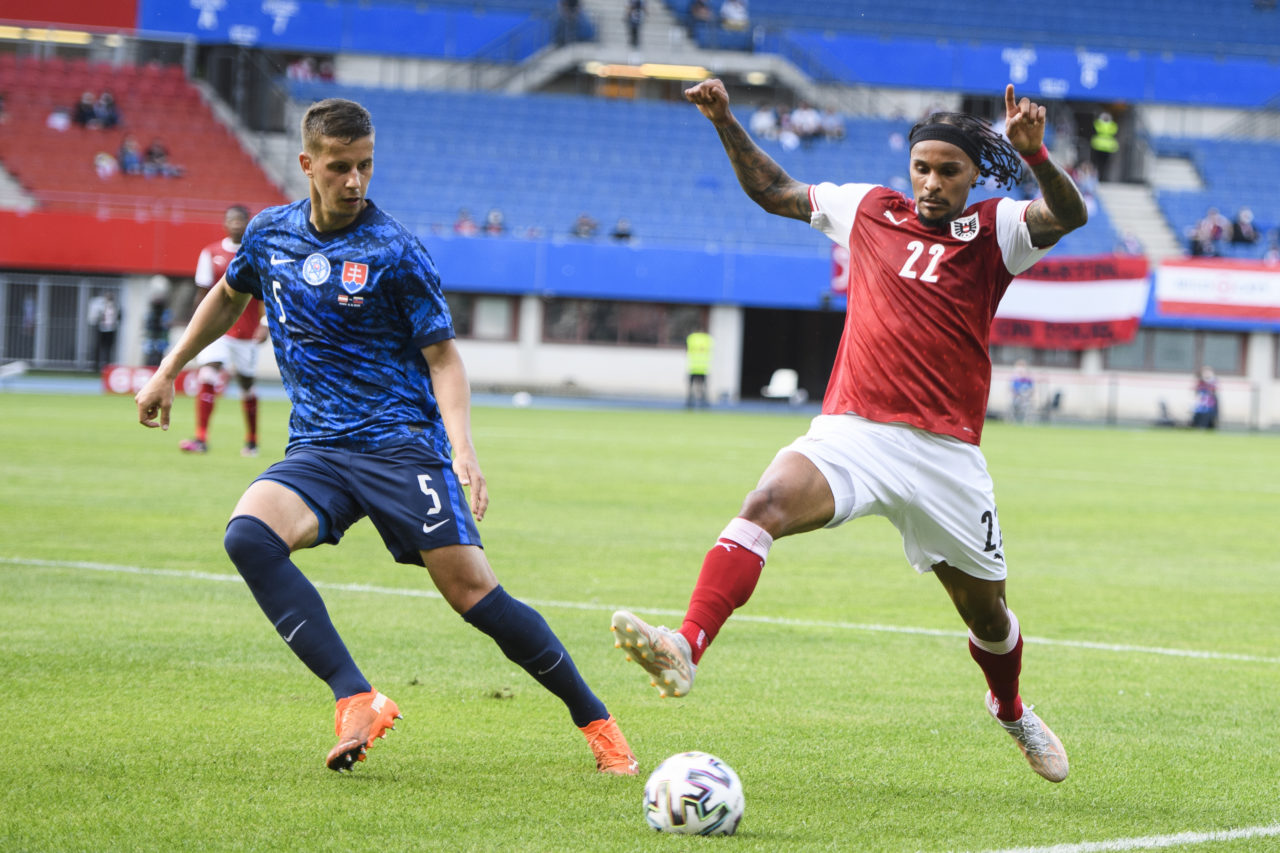 epa09251372 Lubomir Satka (L) of Slovakia and Valentino Lazaro (R) of Austria in action during the International Friendly soccer match between Austria and Slovakia in Vienna, Austria, 06 June 2021. EPA-EFE/CHRISTIAN BRUNA