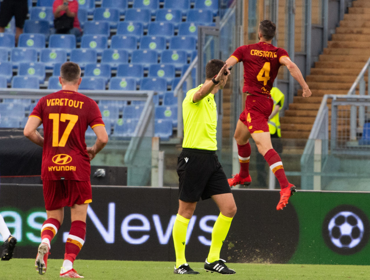 epa09430909 Roma's Bryan Cristante (R) jubilates after scoring the 1-0 lead during the UEFA Conference League Play-offs 2nd leg soccer match between Roma and Trabzonspor at Olimpico Stadium in Rome, Italy, 26 August 2021. EPA-EFE/MAURIZIO BRAMBATTI