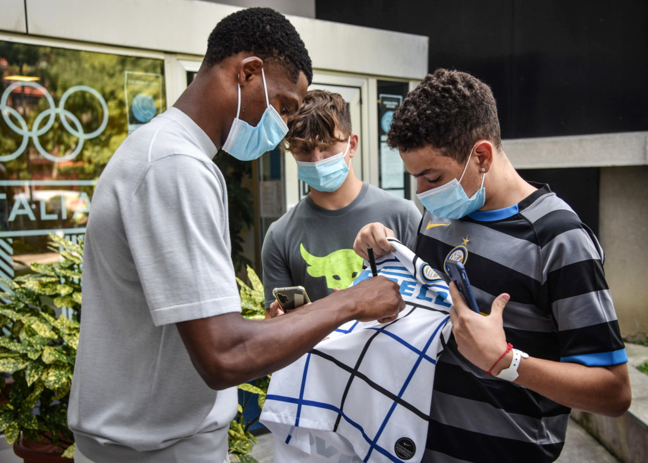 epa09412298 Inter's player Denzel Dumfries (L) signs autographs as he leaves the headquarters of CONI in Milan, Italy, 13 August 2021. Internazionale Milan and PSV have agreed on a transfer of the right-back. EPA-EFE/Matteo Corner