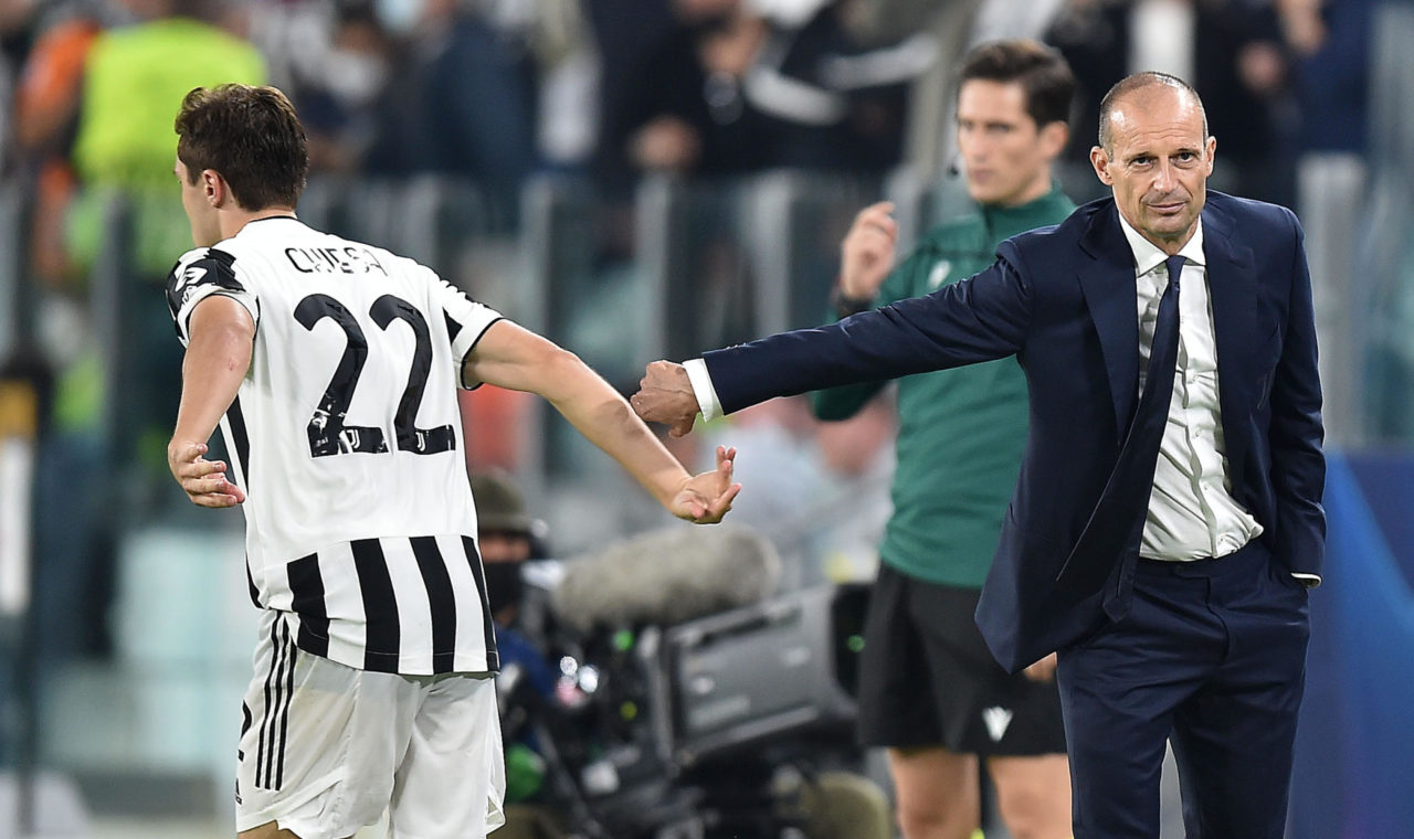 epa09496496 Juventus? Federico Chiesa (L) jubilates with his coach Massimiliano Allegri after scoring the 1-0 goal during the UEFA Champions League group H soccer match Juventus FC vs Chelsea FC at Allianz Stadium in Turin, Italy, 29 september 2021. EPA-EFE/ALESSANDRO DI MARCO