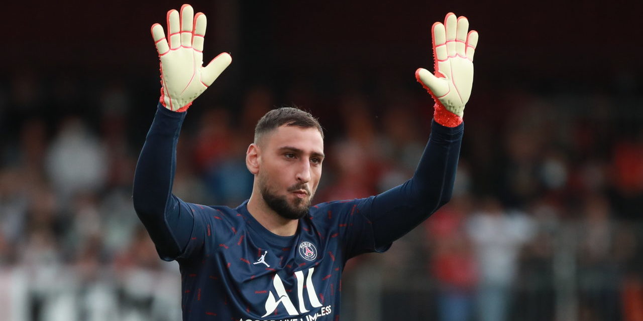 epa09422367 Paris Saint Germain goalkeeper Gianluigi Donnarumma greets the fans during the warm up prior to the French Ligue 1 soccer match between Paris Saint Germain and the Stade Brestois in Brest, France, 20 August 2021. EPA-EFE/Christophe Petit Tesson