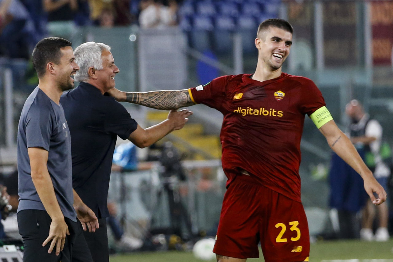 epa09472499 Roma's Gianluca Mancini (R) celebrates with his coach Jose Mourinho (2-L) after scoring the 4-1 lead during the UEFA Europa Conference League soccer match between AS Roma and CSKA Sofia in Rome, Italy, 16 September 2021. EPA-EFE/FABIO FRUSTACI