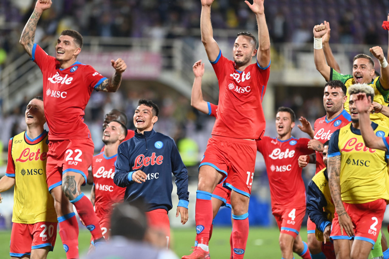 epa09504282 Napoli?s players celebrate the victory at the end of the Italian Serie A soccer match between ACF Fiorentina and SSC Napoli at the Artemio Franchi stadium in Florence, Italy, 03 October 2021. EPA-EFE/CLAUDIO GIOVANNINI