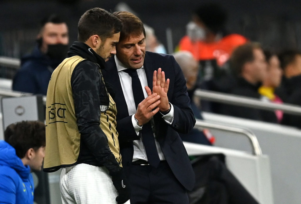 epa09564947 Tottenham manager Antonio Conte speaks to player Harry Winks before bringing him on during the UEFA Conference League group G soccer match between Tottenham Hotspur and SBV Vitesse in London, Britain, 04 November 2021 EPA-EFE/NEIL HALL