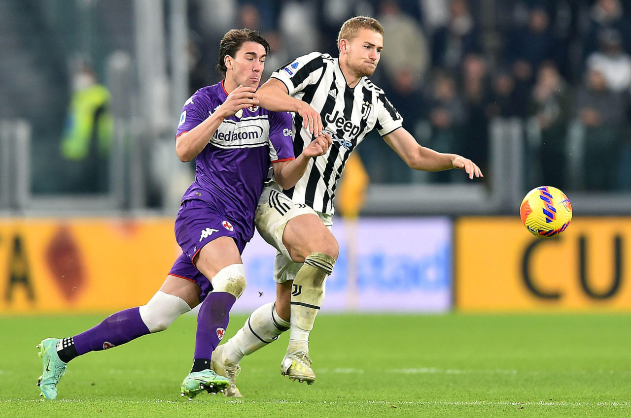 epa09568611 Juventus' Matthijs de Ligt (R) and Fiorentina's Dusan Vlahovic (L) in action during the Italian Serie A soccer match between Juventus FC and ACF Fiorentina in Turin, Italy, 06 November 2021. EPA-EFE/ALESSANDRO DI MARCO