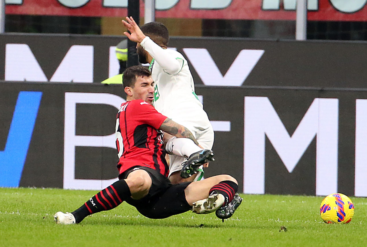 epa09609296 AC Milan?s Alessio Romagnoli (L) commits a foul against Sassuolo?s Gregorie Defrel during the Italian Serie A soccer match between AC Milan and US Sassuolo Calcio in Milan, Italy, 28 November 2021. EPA-EFE/MATTEO BAZZI