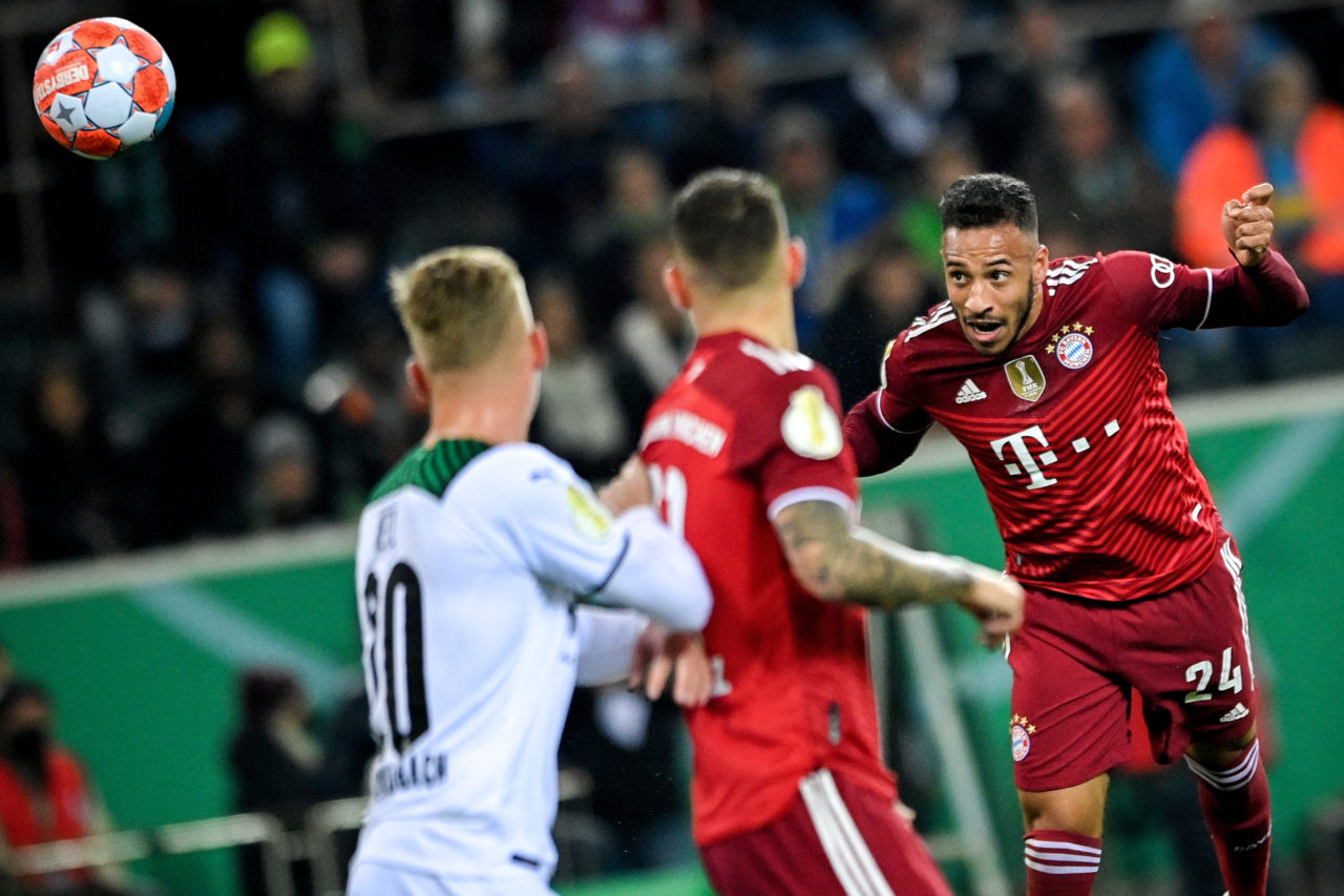 epa09549819 Bayern's Corentin Tolisso (R) in action during the German DFB Cup second round soccer match between Borussia Moenchengladbach and FC Bayern Muenchen at Borussia-Park in Moenchengladbach, Germany, 27 October 2021. EPA-EFE/SASCHA STEINBACH CONDITIONS - ATTENTION: The DFB regulations prohibit any use of photographs as image sequences and/or quasi-video.
