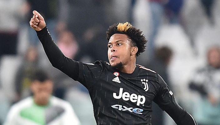 epa09549478 Juventus? Weston McKennie celebrates after scoring the 1-1 equalizer during the Italian Serie A soccer match Juventus FC vs USS Sassuolo Calcio at Allianz Stadium in Turin, Italy, 27 october 2021. EPA-EFE/ALESSANDRO DI MARCO