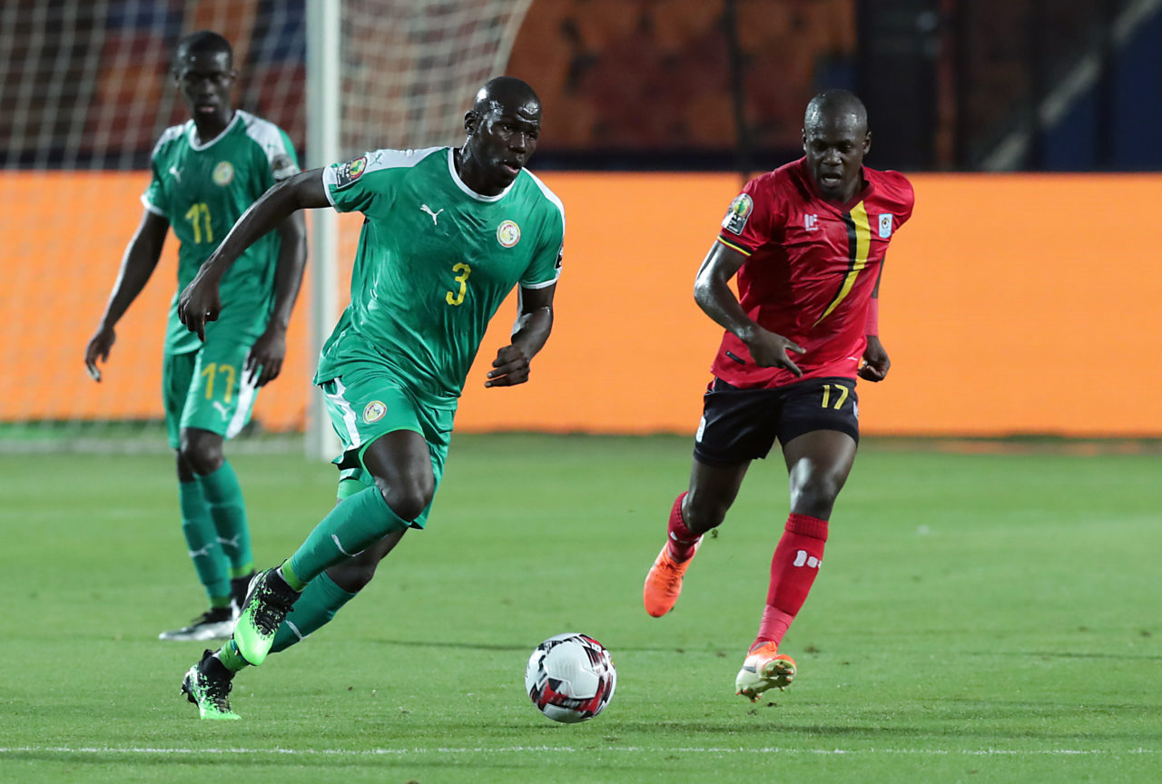 epa07697989 Senegal's Kalidou Koulibaly (L) in action against Uganda's Faruku Miya (R) during the 2019 Africa Cup of Nations (AFCON 2019) round of 16 soccer match between Uganda and Senegal in Cairo Stadium in Cairo, Egypt, 05 July 2019. EPA-EFE/KHALED ELFIQI