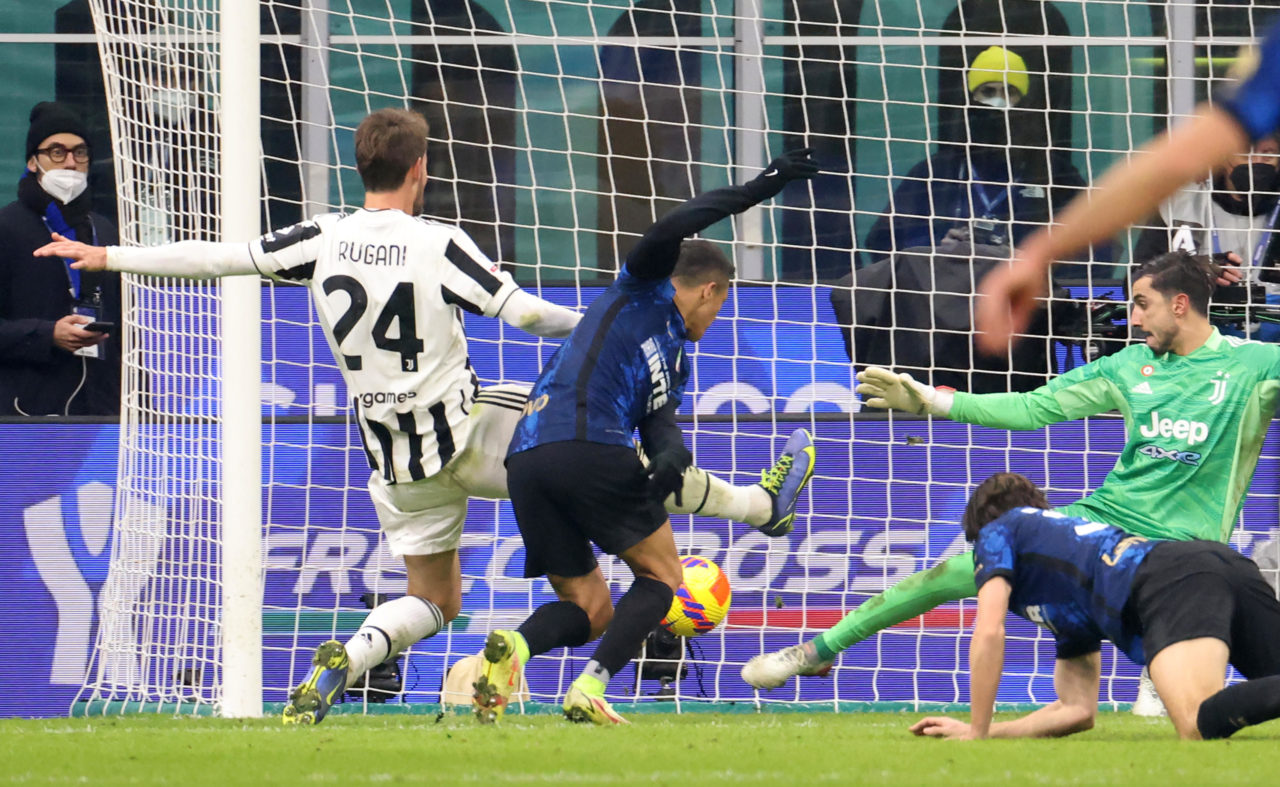 epa09681542 Inter Milan's Alexis Sanchez (C) scores 2-1 goal during the final of Supercoppa Italiana between FC Inter and Juventus at Giuseppe Meazza stadium in Milan, Italy, 12 January 2022. EPA-EFE/MATTEO BAZZI