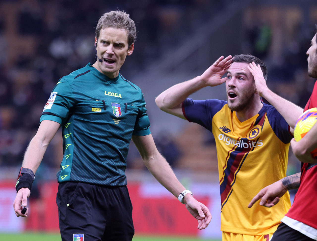 epa09670406 Referee Daniele Chiffi (L) and Roma?s Jordan Veretout react during the Italian serie A soccer match between AC Milan and As Roma at Giuseppe Meazza stadium in Milan, Italy, 6 January 2022. EPA-EFE/MATTEO BAZZI