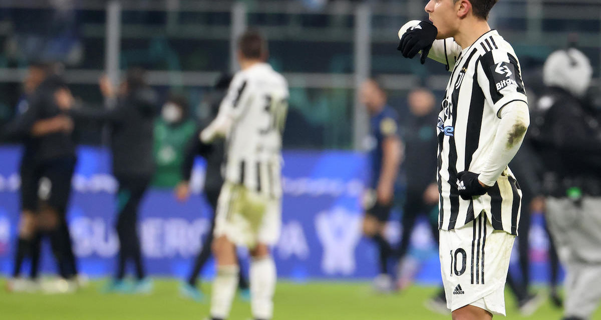epa09681545 Juventus?s Paulo Dybala reacts during the final of Supercoppa Italiana between FC Inter and Juventus at Giuseppe Meazza stadium in Milan, Italy, 12 January 2022. EPA-EFE/MATTEO BAZZI