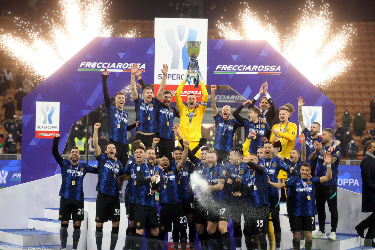 epa09681540 FC Inter?s players jubilate after winning the final of Supercoppa Italiana between FC Inter and Juventus at Giuseppe Meazza stadium in Milan, Italy, 12 January 2022. EPA-EFE/MATTEO BAZZI