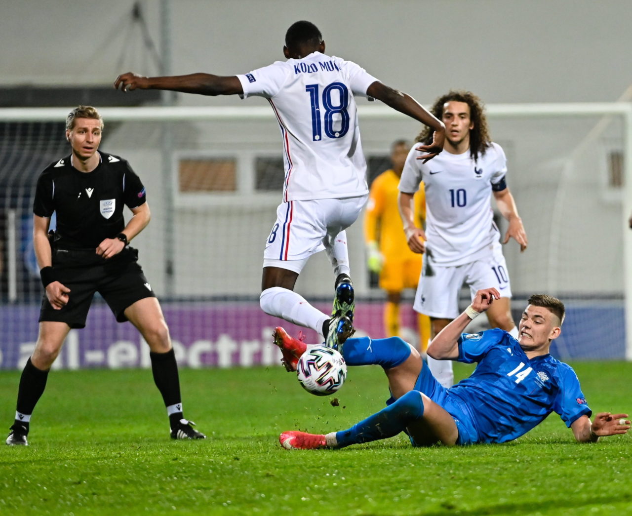 epa09109245 Randal Kolo Muani (C) of France in action against Brynjolfur Andersen Willumsson of Iceland during the UEFA European Under-21 Championship match between Iceland and France in Gyirmot, Hungary, 31 March 2021. EPA-EFE/TAMAS VASVARI HUNGARY OUT