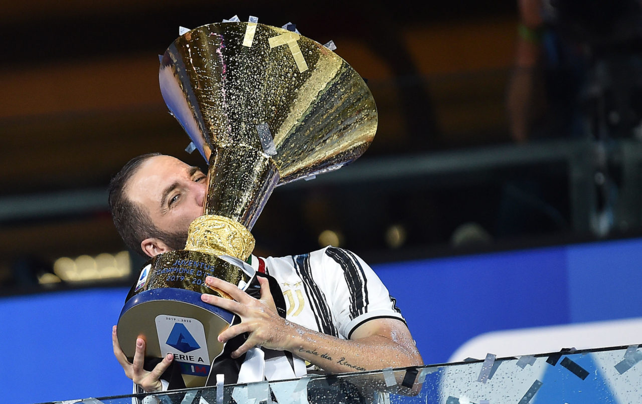 epa08579973 Gonzalo Higuain kisses the cup during the celebrations for the Juventus' victory of the 9th consecutive Italian championship (scudetto) at Allianz Stadium in Turin, Italy, 01 August 2020. EPA-EFE/ALESSANDRO DI MARCO
