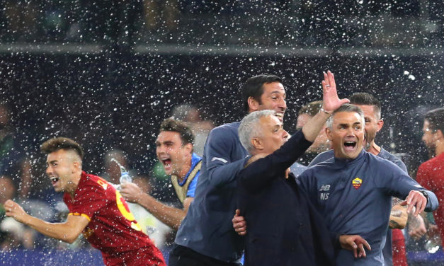 Video: Roma players ambush Mourinho during press conference