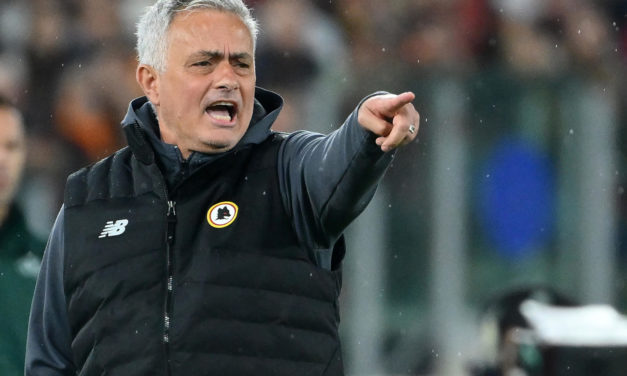 Video: Mourinho drives Roma bus, forgets goalkeeper coach