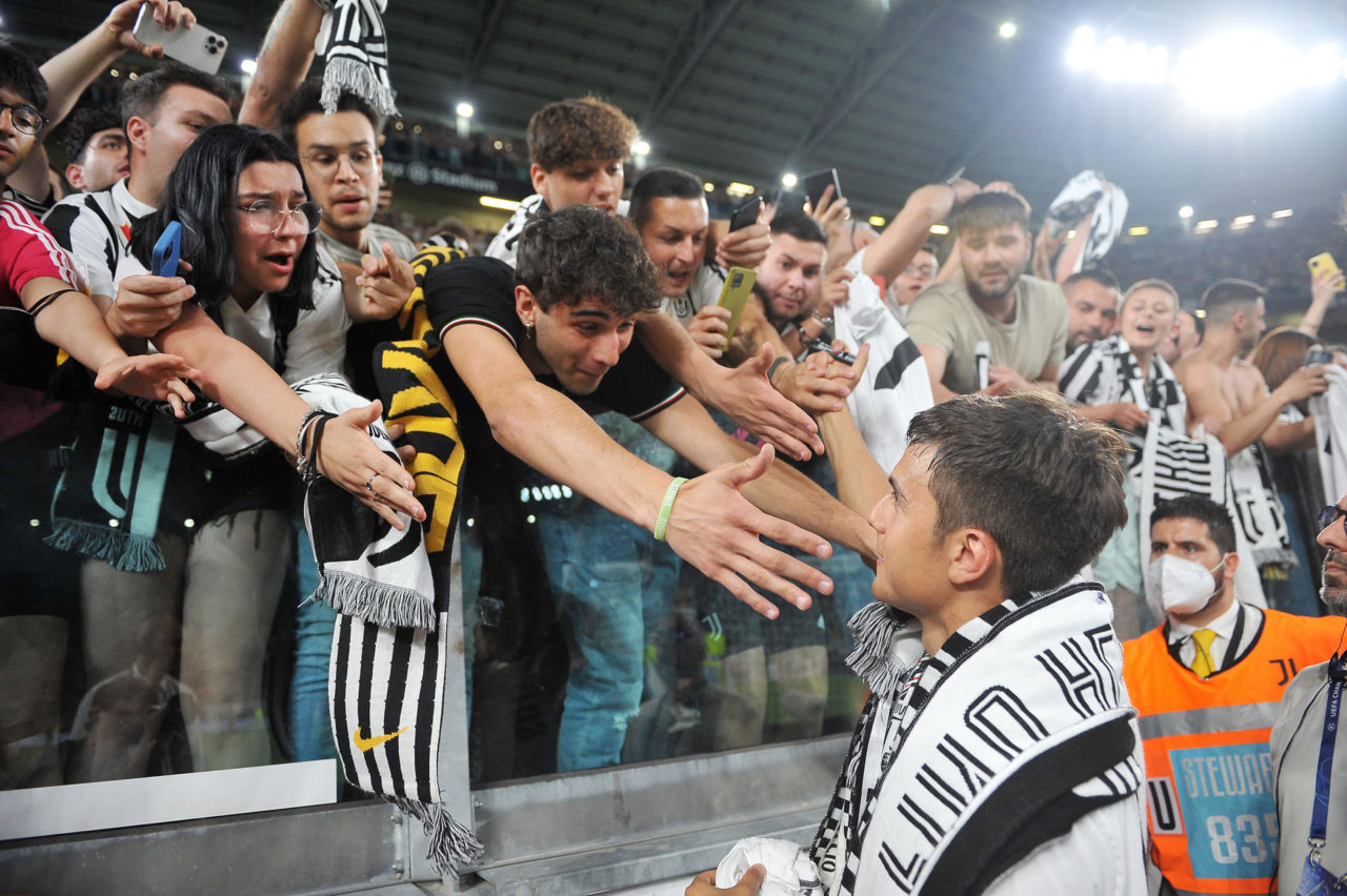 epa09951894 Juventus' Paulo Dybala greets the fans during the Italian Serie A soccer match Juventus FC vs SS Lazio at the Allianz Stadium in Turin, Italy, 16 May 2022. Paulo Dybala is leaving Juventus at the end of the season. EPA-EFE/ALESSANDRO DI MARCO