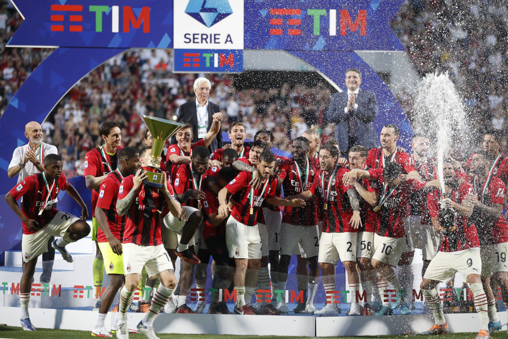 epa09967505 Milan's players and head coach Stefano Pioli celebrate with the trophy after winning the Italian Serie A championship's title after the Italian Serie A soccer match US Sassuolo vs AC Milan at Mapei Stadium in Reggio Emilia, Italy, 22 May 2022. EPA-EFE/ELISABETTA BARACCHI