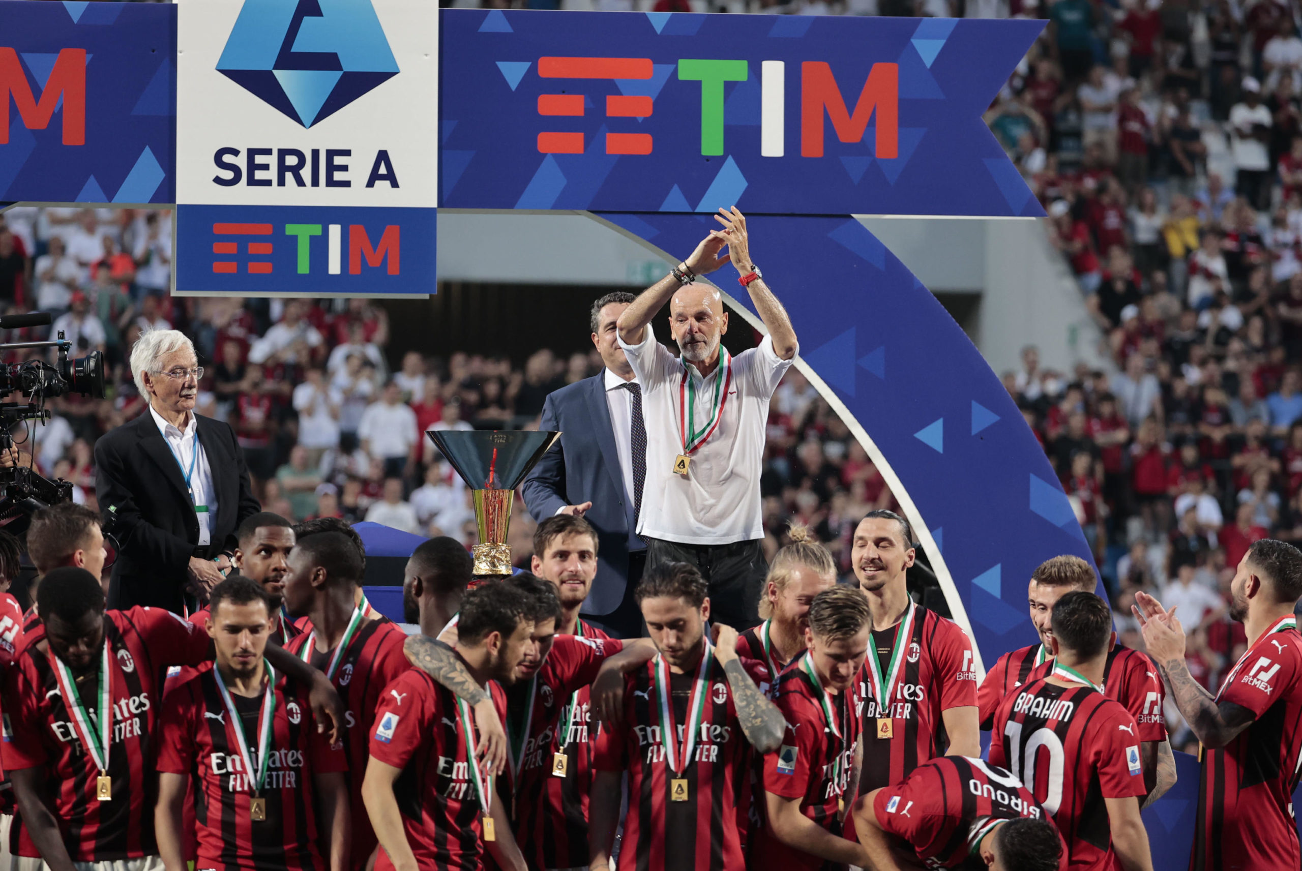 epa09967504 Milan's players and head coach Stefano Pioli celebrate with the trophy after winning the Italian Serie A championship's title after the Italian Serie A soccer match US Sassuolo vs AC Milan at Mapei Stadium in Reggio Emilia, Italy, 22 May 2022. EPA-EFE/ELISABETTA BARACCHI
