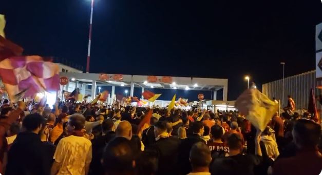 Video: thousands of Roma fans welcome Mourinho’s team at the airport after Conference League triumph