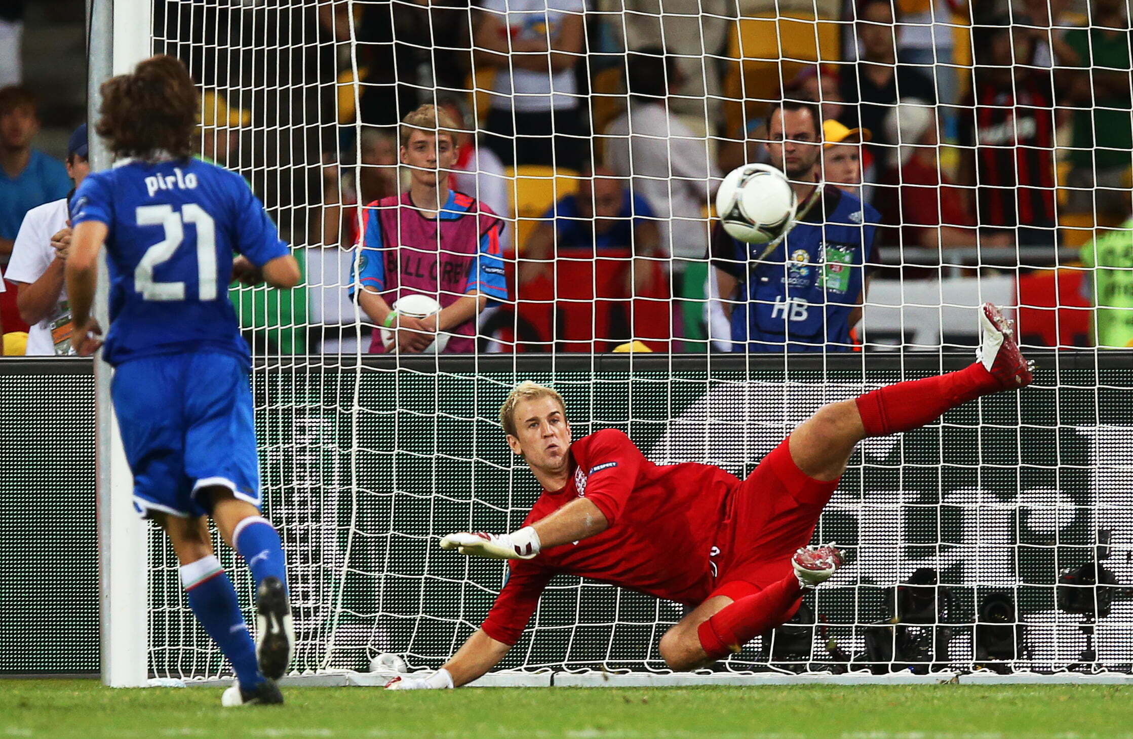 epa03280280 Italy's Andrea Pirlo (L) scores against England goalkeeper Joe Hart (R) during the penalty shootout of the quarter final match of the UEFA EURO 2012 between England and Italy in Kiev, Ukraine, 24 June 2012. Italy won 4-2 after penalty shootout. EPA/SRDJAN SUKI UEFA Terms and Conditions apply http://www.epa.eu/downloads/UEFA-EURO2012-TCS.pdf