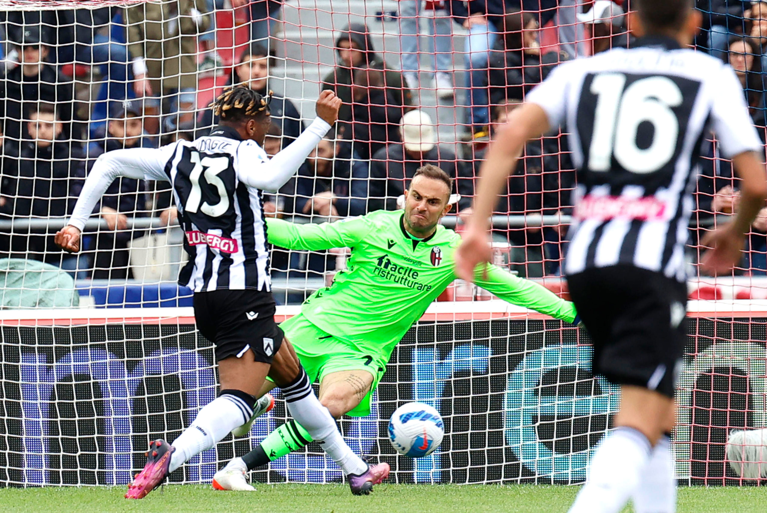epa09906778 Udinese's Destiny Udogie (L) scores the 1-1 equalizer during the Italian Serie A soccer match between Bologna FC and Udinese Calcio in Bologna, Italy, 24 April 2022. EPA-EFE/ELISABETTA BARACCHI