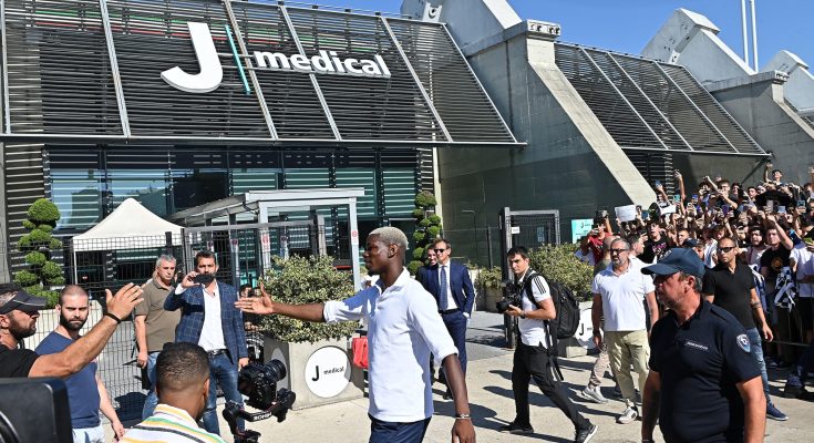 epa10061121 New Juventus' player Paul Pogba arrives at the J Medical center to undergo medical tests, in Turin, Italy, 09 July 2022. The French international has arrived in Turin to complete his return to Italian Serie A soccer side Juventus on a free transfer. EPA-EFE/Alessandro Di Marco