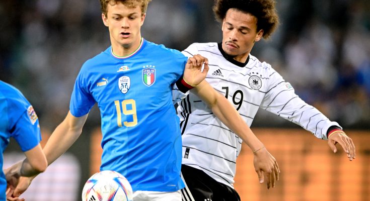 epa10013667 Italy's Giorgio Scalvini (L), in action against Germany's Leroy Sane (R), during the UEFA Nations League soccer match between Germany and Italy in Moenchengladbach, Germany, 14 June 2022. EPA-EFE/SASCHA STEINBACH