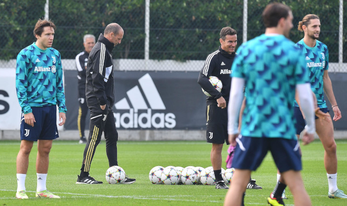 epa10222559 Juventus coach Massimiliano Allegri looks on during a training session on the eve of the UEFA Champions League soccer match against Maccabi Haifa, in Turin, Italy, 04 October 2022. EPA-EFE/ALESSANDRO DI MARCO