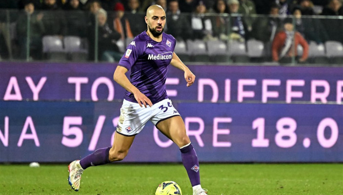 Amrabat torna per la Fiorentina con mascherina protettiva
