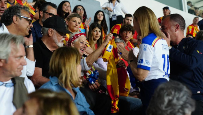 Dame Helen Mirren cheers on Lecce in Serie A